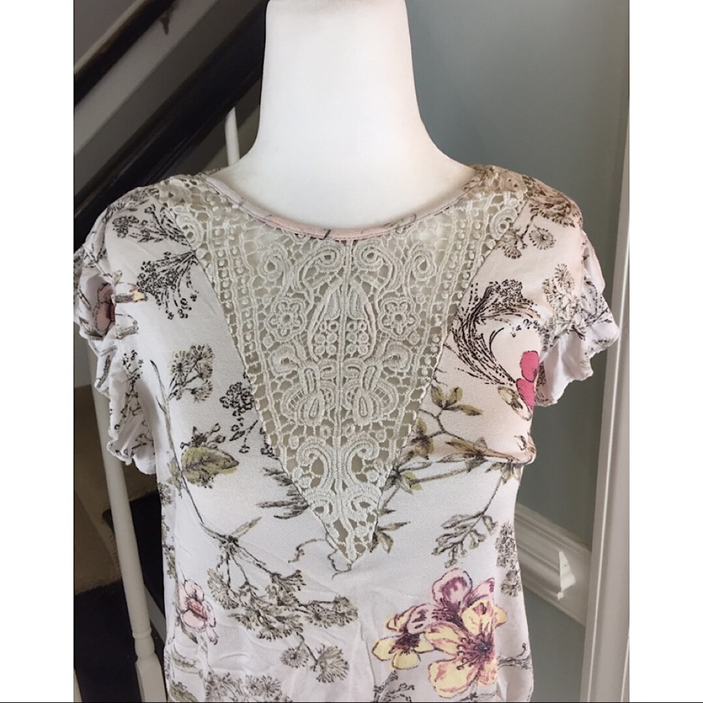 NWT Top with LACE detailing FLORAL Size Small 🌸🌼